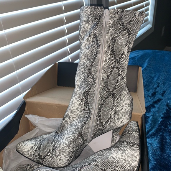 Snake Skin heeled boots - Picture 2 of 4